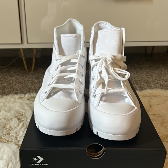*BRAND NEW* Converse White CTAS LUGGED HI Sneaker - Picture 2 of 4